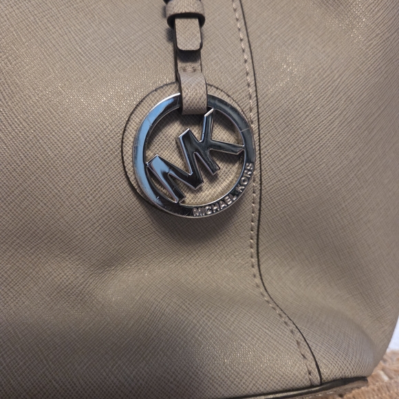 Michael Kors Grey Saffiano Leather Jet Set Tote Shoulder Handbag - Picture 4 of 12